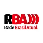 logo da rede brasil atual, com RBA em caixa alta, com o r preto e o ba vermelhos, sobre o nome rede brasil atual, com o rede em preto e brasil atual em vermelho
