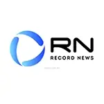logo da record news, com um RN em caixa alta, preto, sobre o nome record news, em preto, ao lado da logo azul, com três formas formando um círculo
