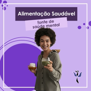 uma jovem, negra, segurando 2 copos de vitamina e oferecendo um deles