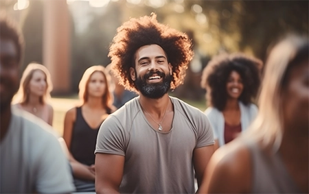 um jovem sorrindo em um ambiente aberto